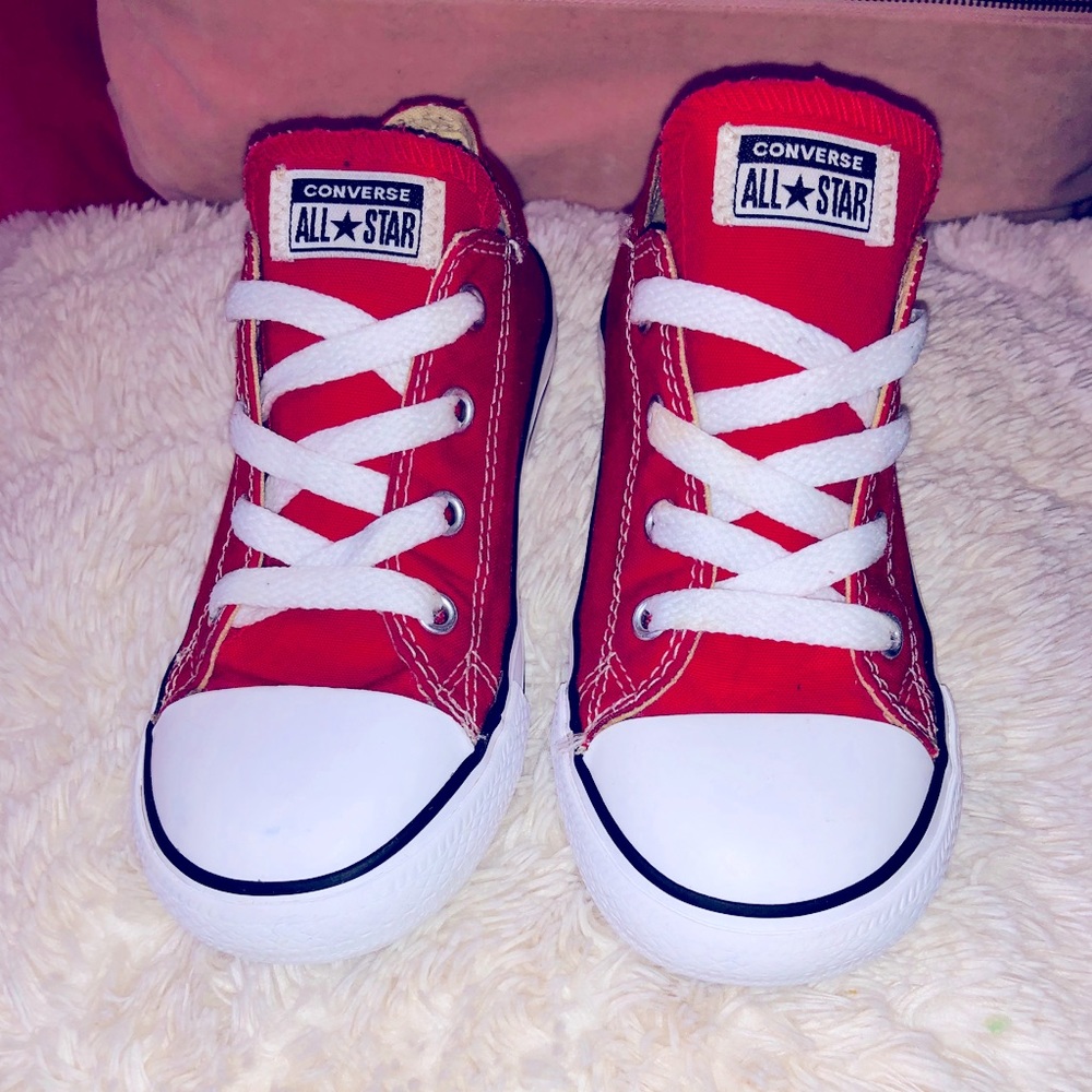 Red kids converse